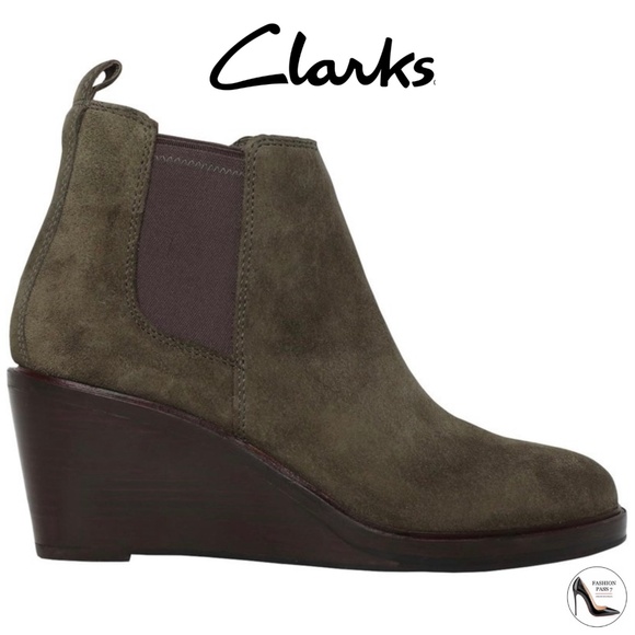 Clarks Women's Clarkdale 2 Top Olive Suede Wedged Booties Chelsea Ankle Boots 9 - Picture 1 of 13